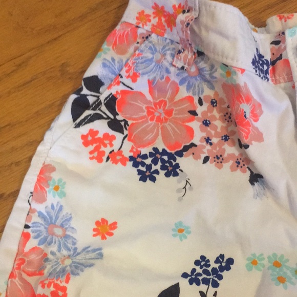 Beautiful floral shorts - Picture 2 of 4